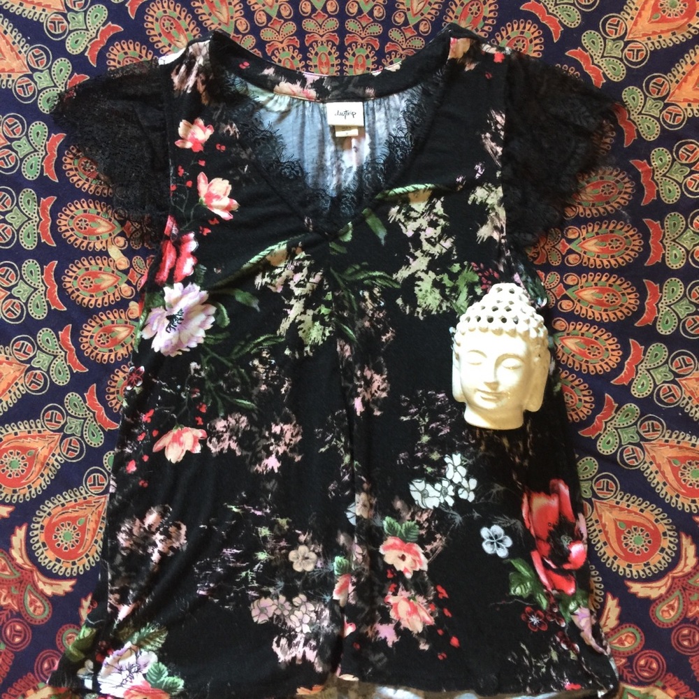 Pretty top with loose lace sleeves- size M